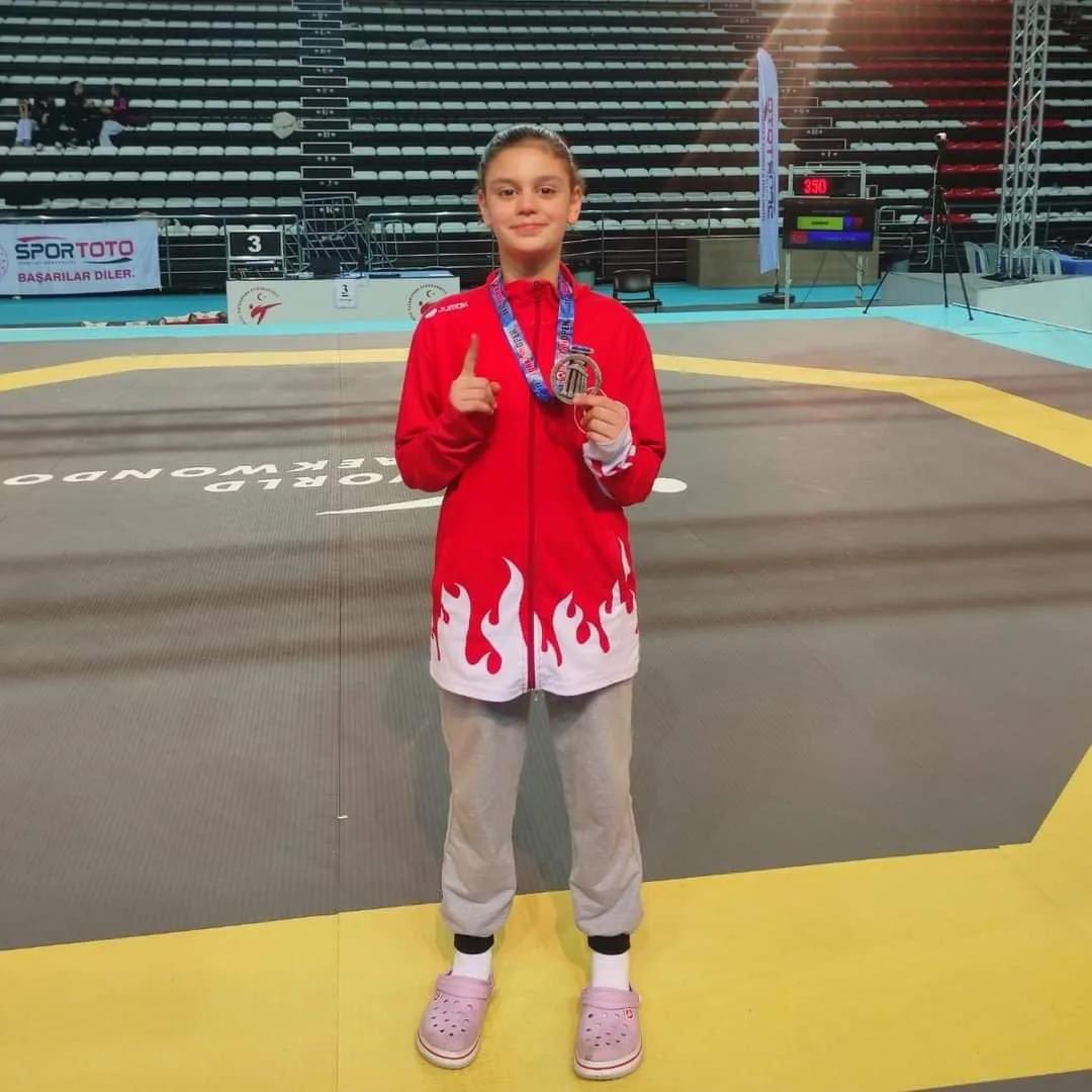 suleymansahan66's tweet photo. 🇹🇷🥈🥋 Yozgat’ımızın Gururu

08-14 Şubat tarihleri arasında Antalya'da düzenlenen Uluslararası Open Taekwondo Turnuvasında 60 ülkeden 1700 sporcunun katıldığı müsabakalarda Belinay ŞAKACI #Turkishopen2024 2.oldu.

Hemşerimizi tebrik eder, başarılarının devamını diliyorum.

Rabbim, yolunu bahtını açık etsin.

#Turkishopen2024