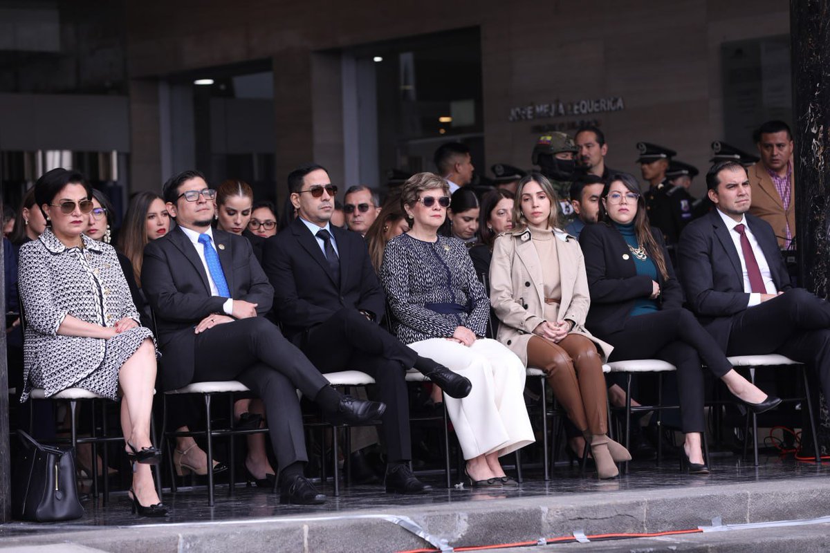 AsambleaEcuador's tweet photo. @VivianaVeloz18 @EckennerR @DanielNoboaOk @HenryKronfle La Escolta Legislativa hace su ingreso a la Plaza Juan Montalvo para el #RelevoDeGuardia, mientras que las autoridades y público presentes entonan con fervor las sagradas notas del Himno Nacional del Ecuador.
#LaNuevaAsamblea https://t.co/OLZYSySfTl