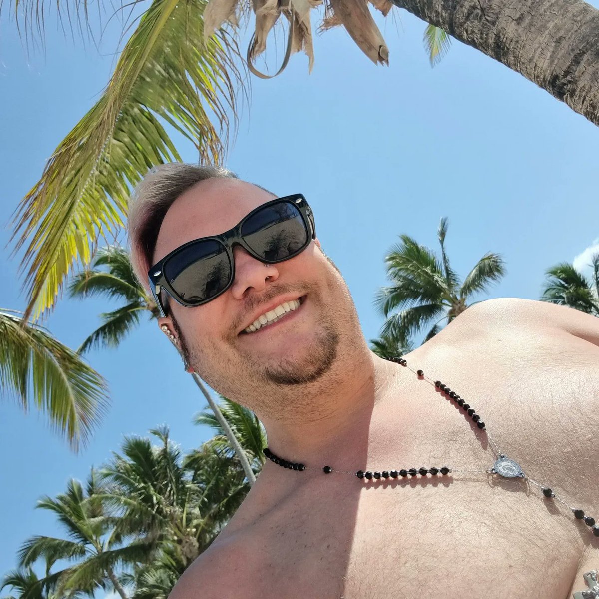 BVodkasoda's tweet photo. #PuntaCana #IDontWantToLeave #MadeToRock #HardRock https://t.co/AROQYEl4uM