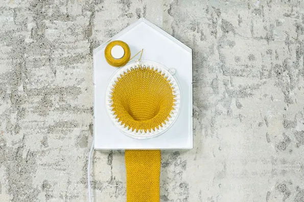 NaoCasanova's tweet photo. 365 Knitting Clock 🕓🧶 es un reloj que teje una bufanda al compás de los segundos, de manera que en 365 días estrenas una 🧣, de 2 m de largo.
No tiene esfera con segundos, minutos y horas. Ni falta que hace.
Obra de la diseñadora noruega Siren Elise Wilhelmsen. https://t.co/GNVu0rRYC2