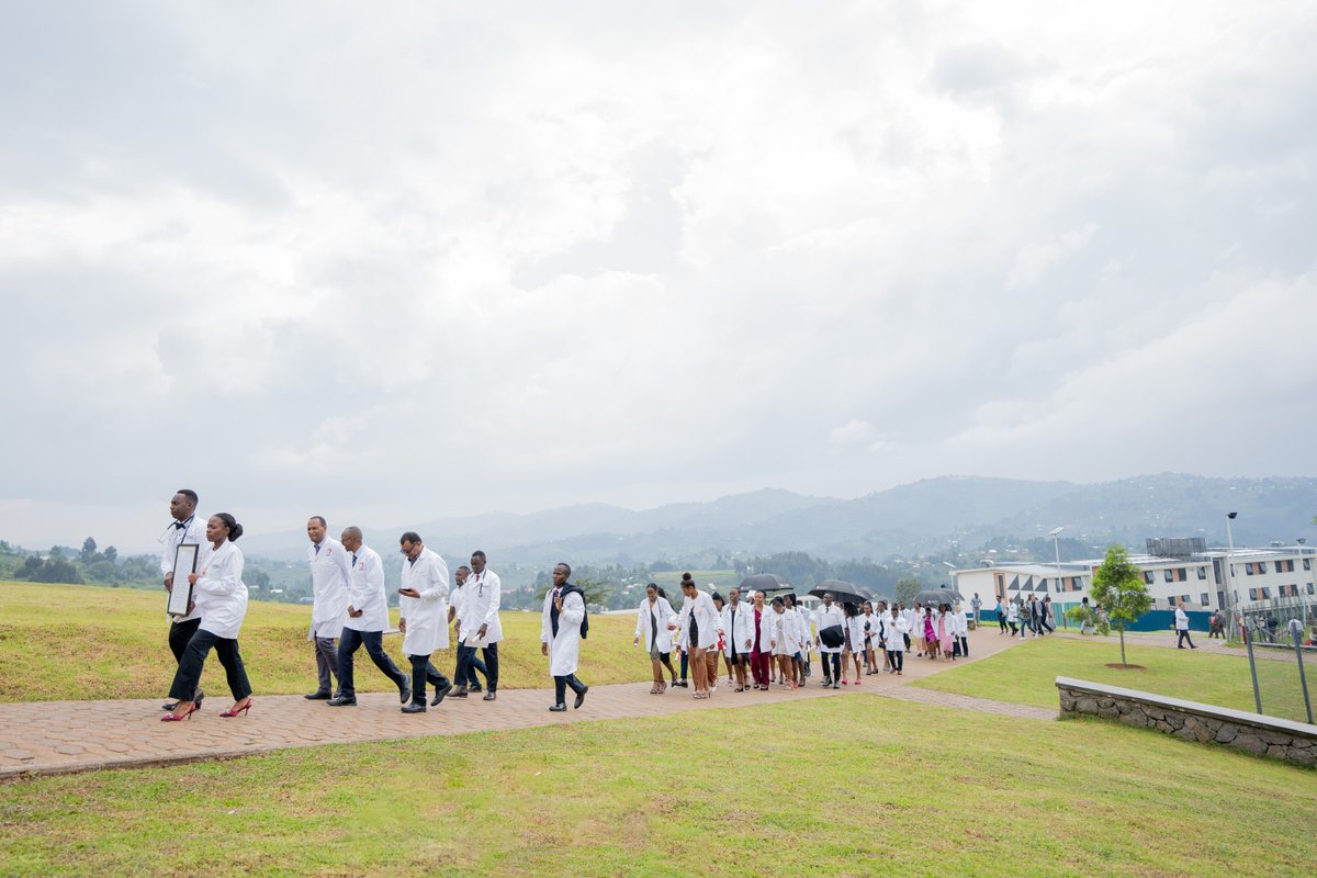 ughe_org's tweet image. In the words of our Chancellor, Dr. Jim Yong Kim, #UGHEMedLions MBBS/MGHD'28, "you are prepared for this next big step and we can't wait to cheer you on as you make this important transition to the exciting world of clinical medicine. Congratulations🎉." #UGHEWhiteCoat🥼🩺