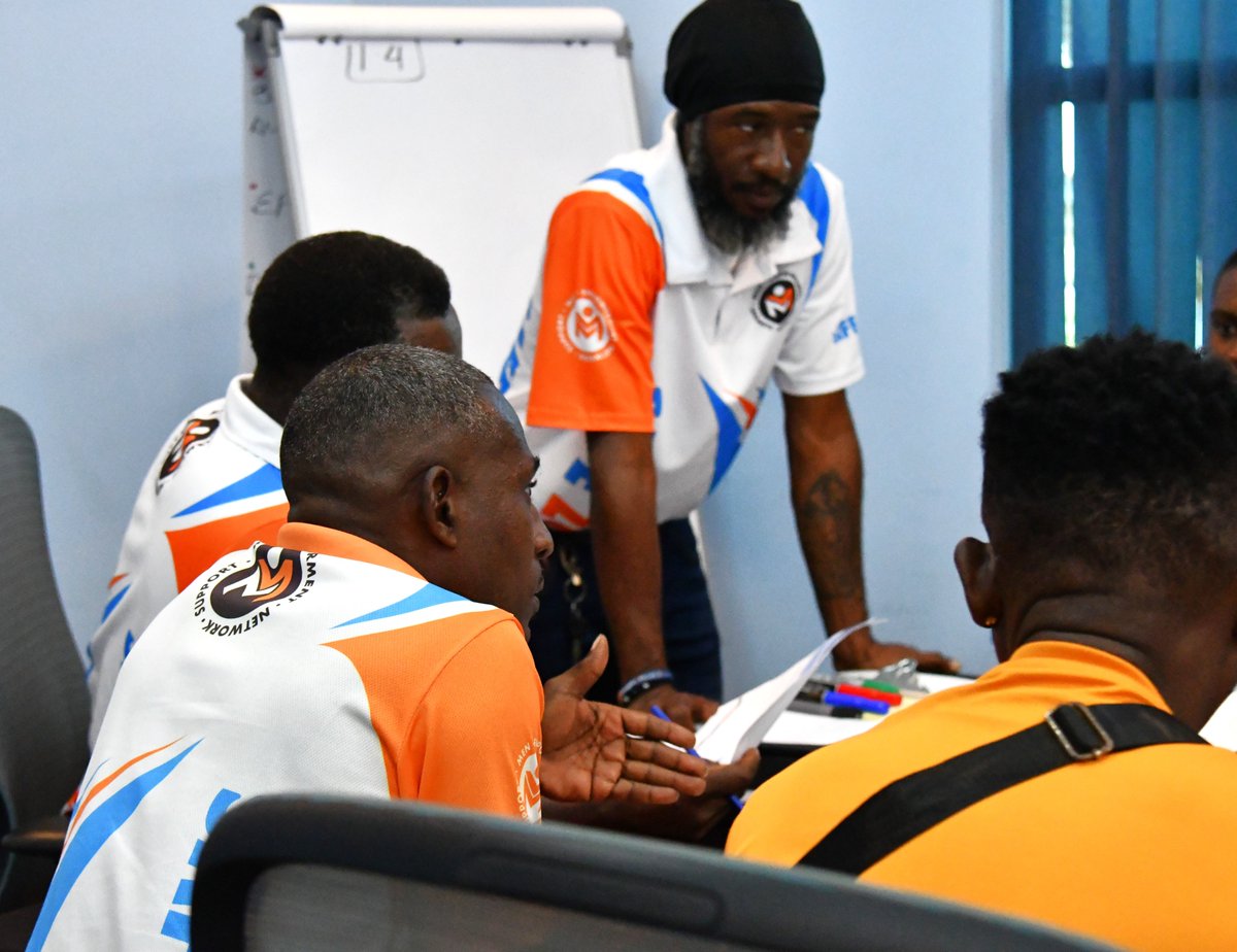 UNDPBarbadosEC's tweet photo. Together, we can accomplish more than we ever could alone! 🙌🏽 

Community groups, government agencies &amp; youth orgs in 🇧🇧collaborated on a workplan to reduce youth crime, facilitated by our #CariSECURE 2.0 project &amp; supported by @usaidescarib 

Read more: https://t.co/1HAr2JXBPF https://t.co/5EfV8h5dZf