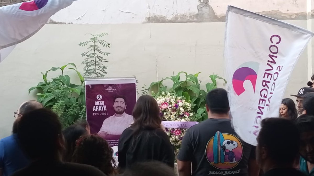 La tarde de ayer despedimos a nuestro compañero Diego Araya en la Sede Nacional de Convergencia Social.

Hasta siempre, querido Diego, estarás siempre en la memoria de nuestro partido