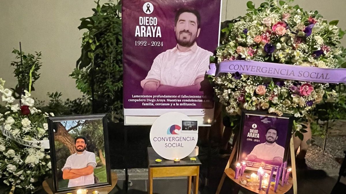 la_convergencia's tweet photo. La tarde de ayer despedimos a nuestro compañero Diego Araya en la Sede Nacional de Convergencia Social.

Hasta siempre, querido Diego, estarás siempre en la memoria de nuestro partido https://t.co/iN7x4ao54z