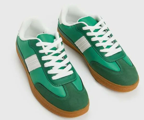 MMcadidas's tweet photo. Oh FFS not another.....oh wait....Sainsbury's go full two stripe goodness with Sainsbury's samba for £18.
Bargain!!
#dupe #notadidas 
@AlanShepo69 
@djwaynek 
@griffwebber 
@kizcoyle 
@ScottRen14 
@SJM1878 
@hirdy1888 
@heck74 
@ianjohno77 https://t.co/PRdopcw6rp