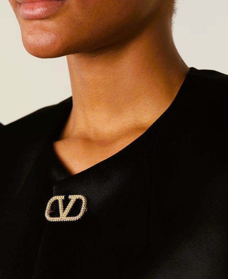 Radiant Emblem: Valentino Garavani's VLOGO Crystal Brooch 
#ValentinoVLOGO #CrystalEmbellished #GoldToneGlam #LuxuryAdornments #brooches #brooch #jewelry #jewerlyusa #jewellery #jewelrydesigner #jewels #jewelers #jewelrydesign #BroochElegance #PinPerfection