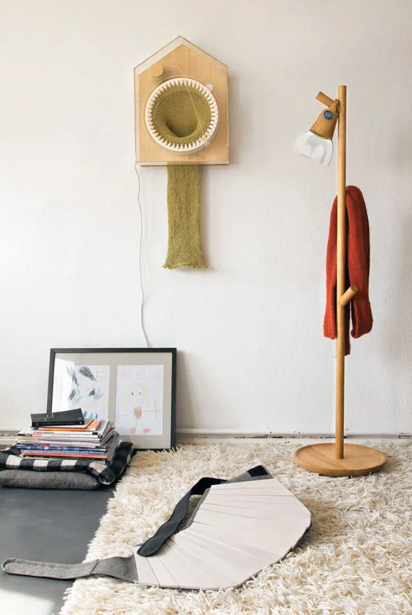 NaoCasanova's tweet photo. 365 Knitting Clock 🕓🧶 es un reloj que teje una bufanda al compás de los segundos, de manera que en 365 días estrenas una 🧣, de 2 m de largo.
No tiene esfera con segundos, minutos y horas. Ni falta que hace.
Obra de la diseñadora noruega Siren Elise Wilhelmsen. https://t.co/GNVu0rRYC2