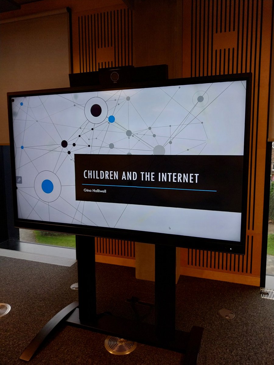 Today I had the fantastic opportunity to present my first, independently created lecture to Level 6 Cyberpsychology students focusing on Children and the Internet.
#onlinesafety #education #psychology #digitalresilience #phd #phdlife