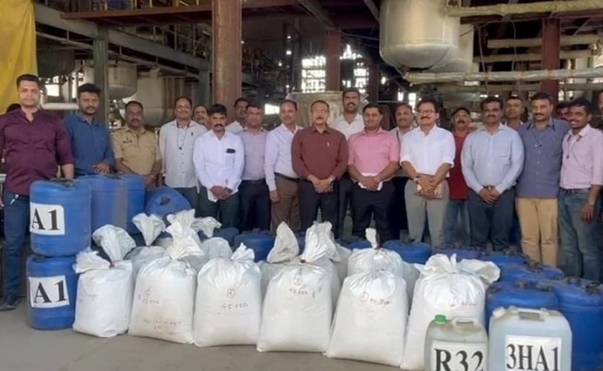 Resonant_News's tweet image. 1,100 kilograms of the banned drug #Mephedrone (MD) with an estimated value exceeding ₹ 2,500 crore unearthed during massive operation spanning #Two days in raids across Pune and New Delhi.