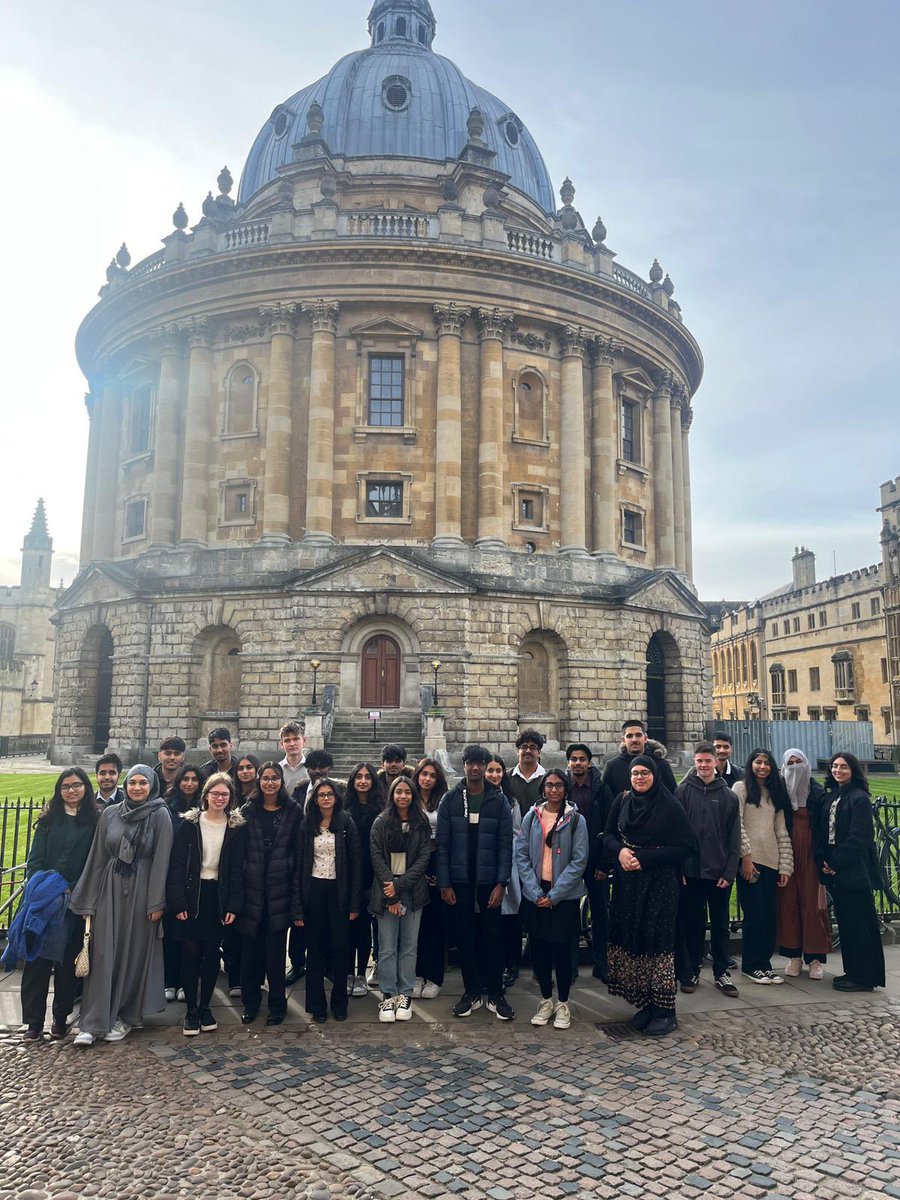 Our Year 12 students attended Brasenose College @UniofOxford this week to experience the college and receive support and guidance with the UCAS application process. We were delighted our alumni student Nathanial, now at Oxford, could show the students round! #unity