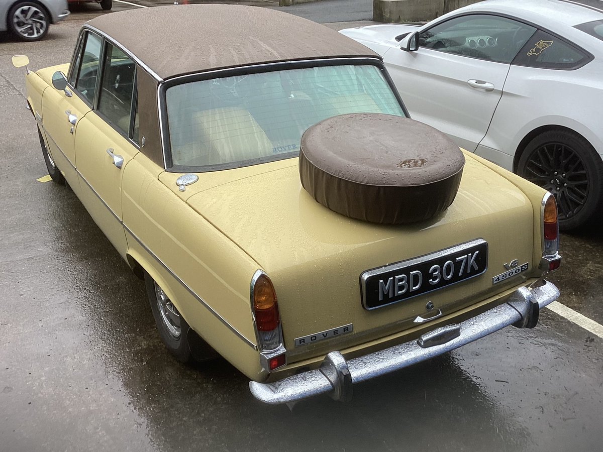car_british's tweet photo. 🚗🚙 #IntheCarPark 🚙🚗
This nice 1972 #V8 #RoverP6.
The spare wheel took up so much space that many cars had them mounted on the boot lid like this. The P6 was a great looking car but was this something that improved its looks? What do you think? 🤔
#rovercars #classiccars https://t.co/CExK3VngMl