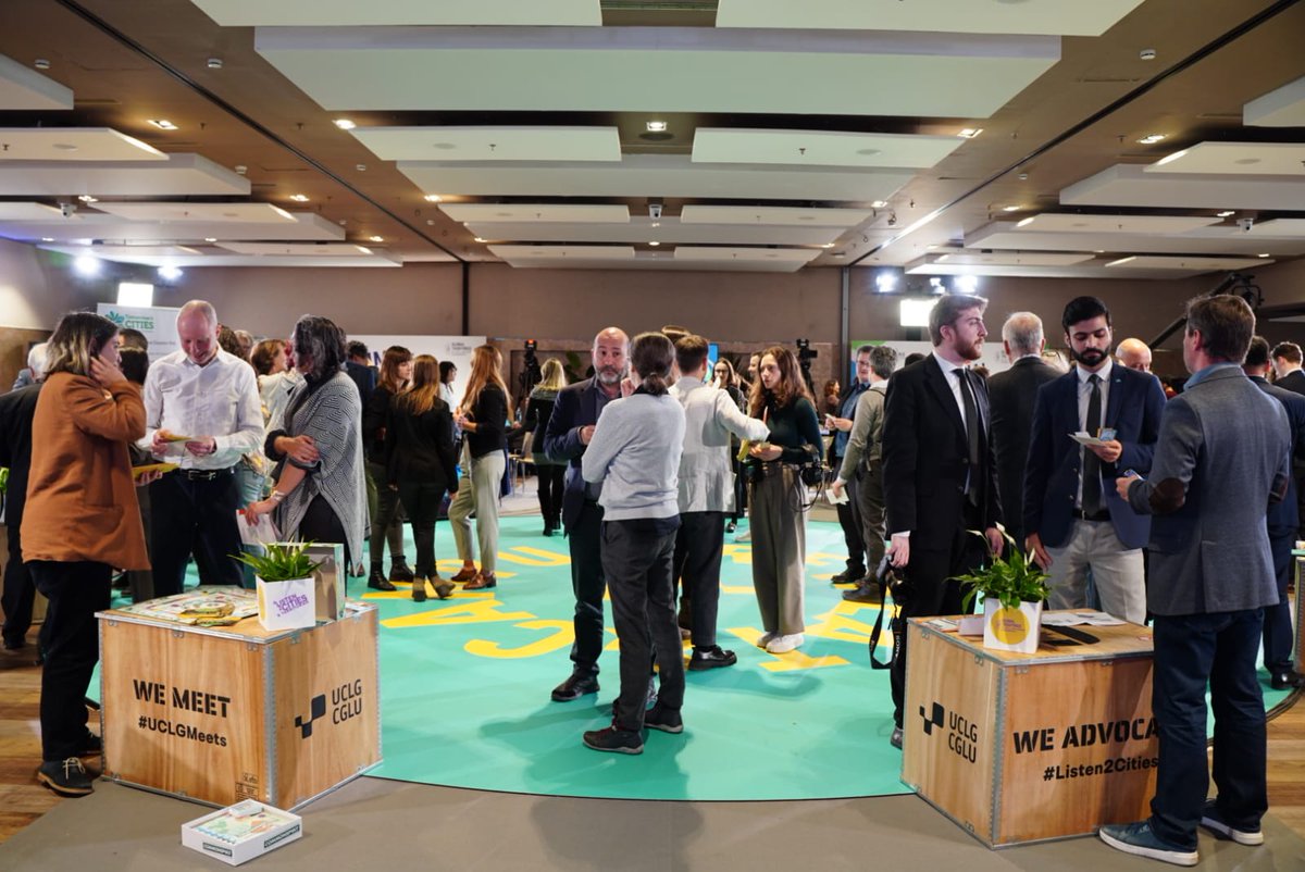 Construir ciudades sostenibles requiere ciudadanos informados. Hoy hemos estado en el Marketplace de @uclg_org hablando del poder del periodismo como herramienta para sensibilizar a los ciudadanos sobre la sostenibilidad urbana, a través de nuestra campaña #MediaforCities. 👏