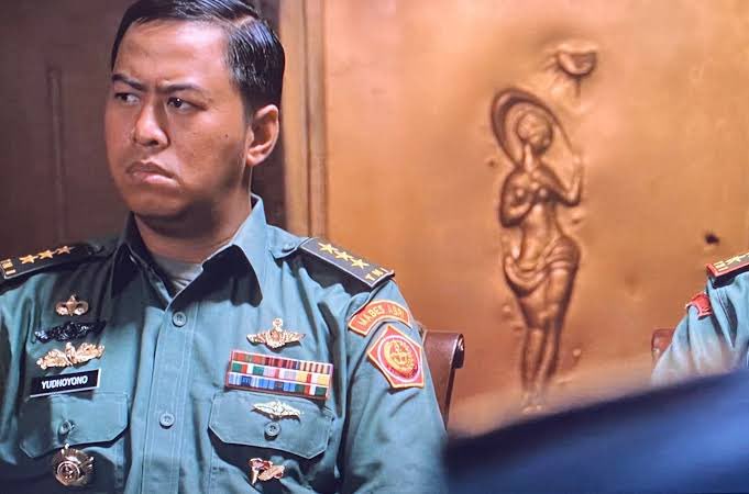 patragumala's tweet photo. Reaksi pertama gw kelar nonton “Di Balik 98” adalah buka profil yang meranin karakter SBY. Bukan tentara.

Ga lama, nanya pendapat beberapa temen tentara yang nonton atau minimal terpapar ceritanya ni film. Pada kesel tuh ternyata. 

Ya udah tentara berarti ini film. Kelar. https://t.co/082fegMw7d