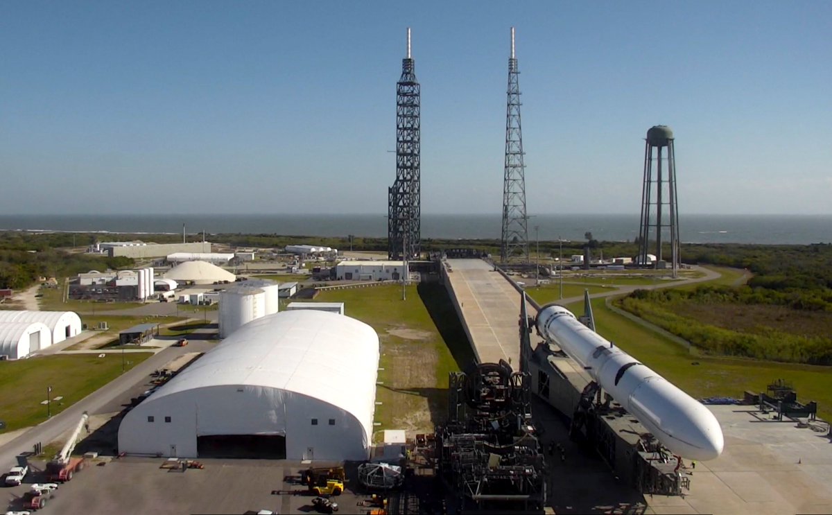 blueorigin's tweet photo. New Glenn, meet your launch pad. Our pathfinder vehicle is rolling out and upending soon for the first time to undergo a series of tanking and mechanical system tests. https://t.co/CwI1OZ9i1Z