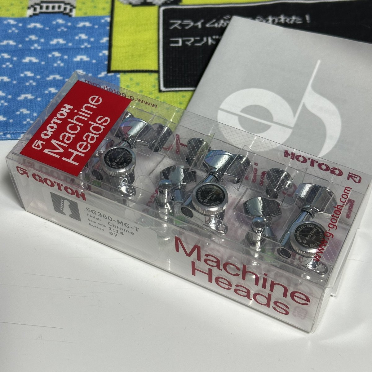 Tamakote's tweet photo. 半年くらい放置してたけど #GOTHO さんのロックペグが来たので交換
弦も来たなりからようやっと変えたら音ええがな、びっくりした
在庫処分品だったから弦もそれなりだったのだろうけどキワモノ的ギターなのでそんなもんと思ってたわ、いやすまんかった
うーむ初めてギター買う子はエフェクター全部入りでヘッドホン直でもいけるこいつはありだわ
電源オフ、バッテリー切れでも通常のパッシブでも使えるしよかばい
#mooer