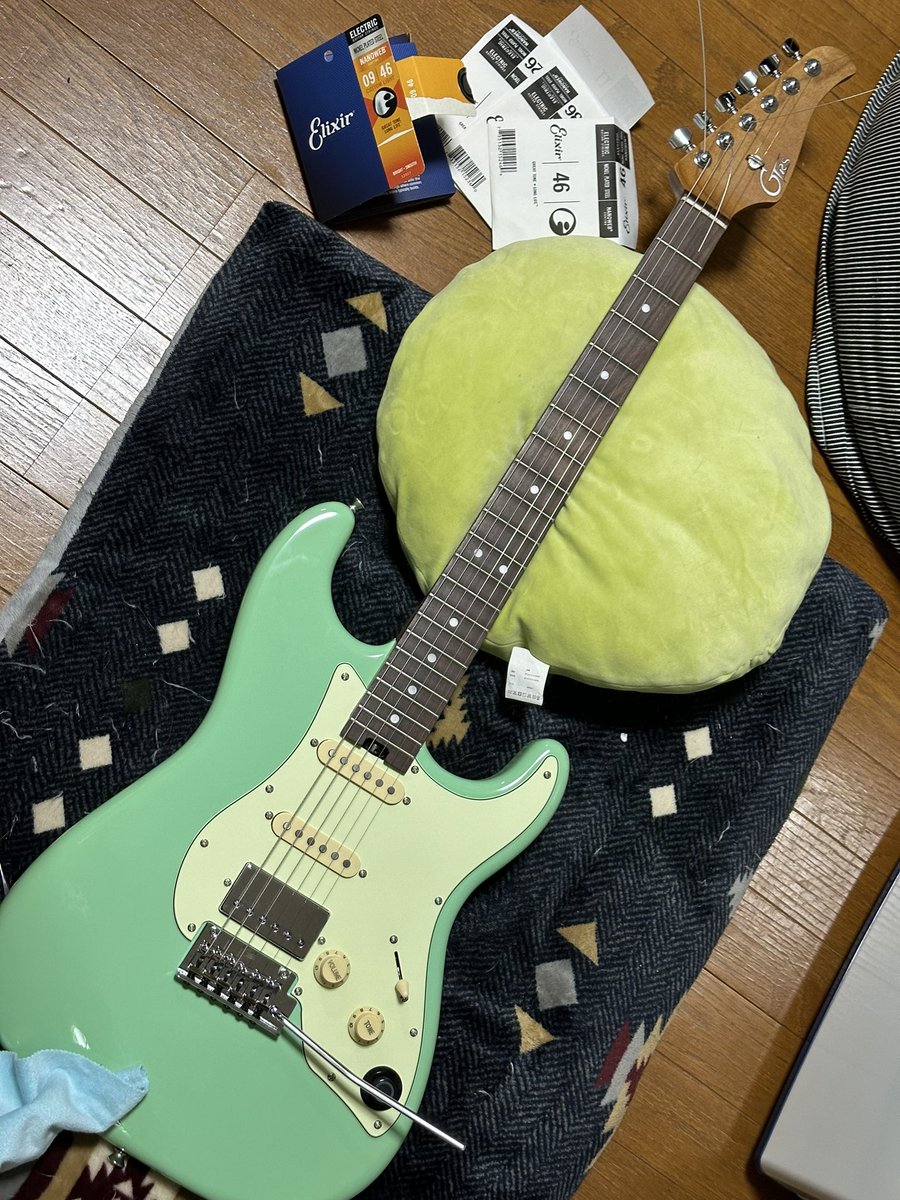 Tamakote's tweet photo. 半年くらい放置してたけど #GOTHO さんのロックペグが来たので交換
弦も来たなりからようやっと変えたら音ええがな、びっくりした
在庫処分品だったから弦もそれなりだったのだろうけどキワモノ的ギターなのでそんなもんと思ってたわ、いやすまんかった
うーむ初めてギター買う子はエフェクター全部入りでヘッドホン直でもいけるこいつはありだわ
電源オフ、バッテリー切れでも通常のパッシブでも使えるしよかばい
#mooer