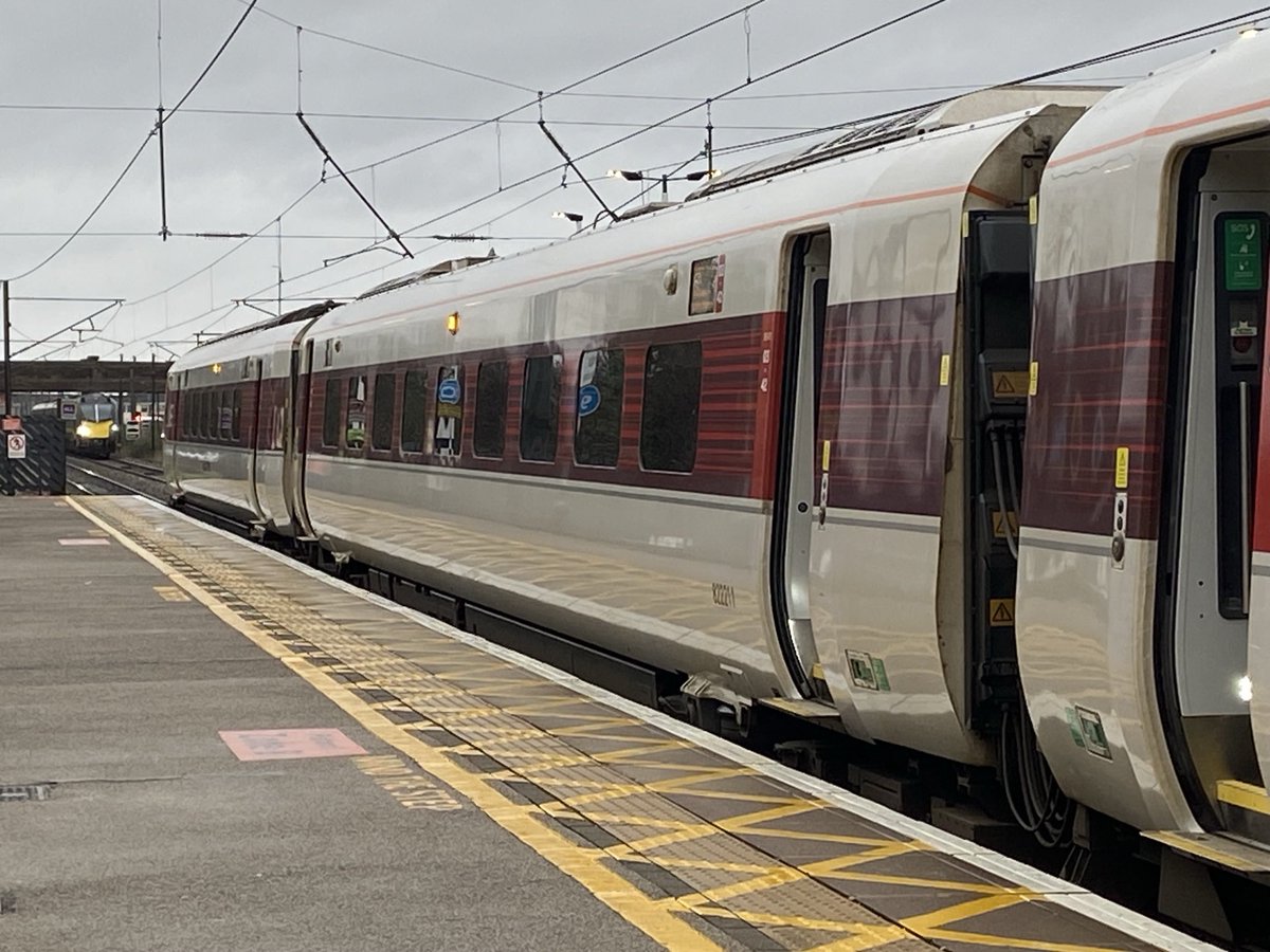TraceyDagley's tweet image. 🤦🏻‍♀️ #Class180 hiding behind #LNER Azuma #Newark