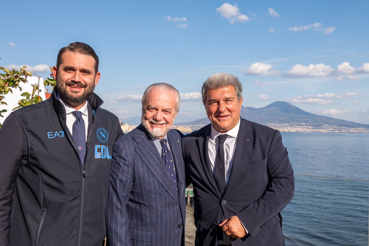 sscnapoli's tweet photo. Con il consueto scambio di doni si conclude il pranzo UEFA con gli amici del Barcellona 🤝 https://t.co/e6QcW294dm