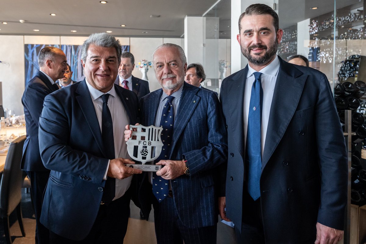 sscnapoli's tweet photo. Con il consueto scambio di doni si conclude il pranzo UEFA con gli amici del Barcellona 🤝 https://t.co/e6QcW294dm