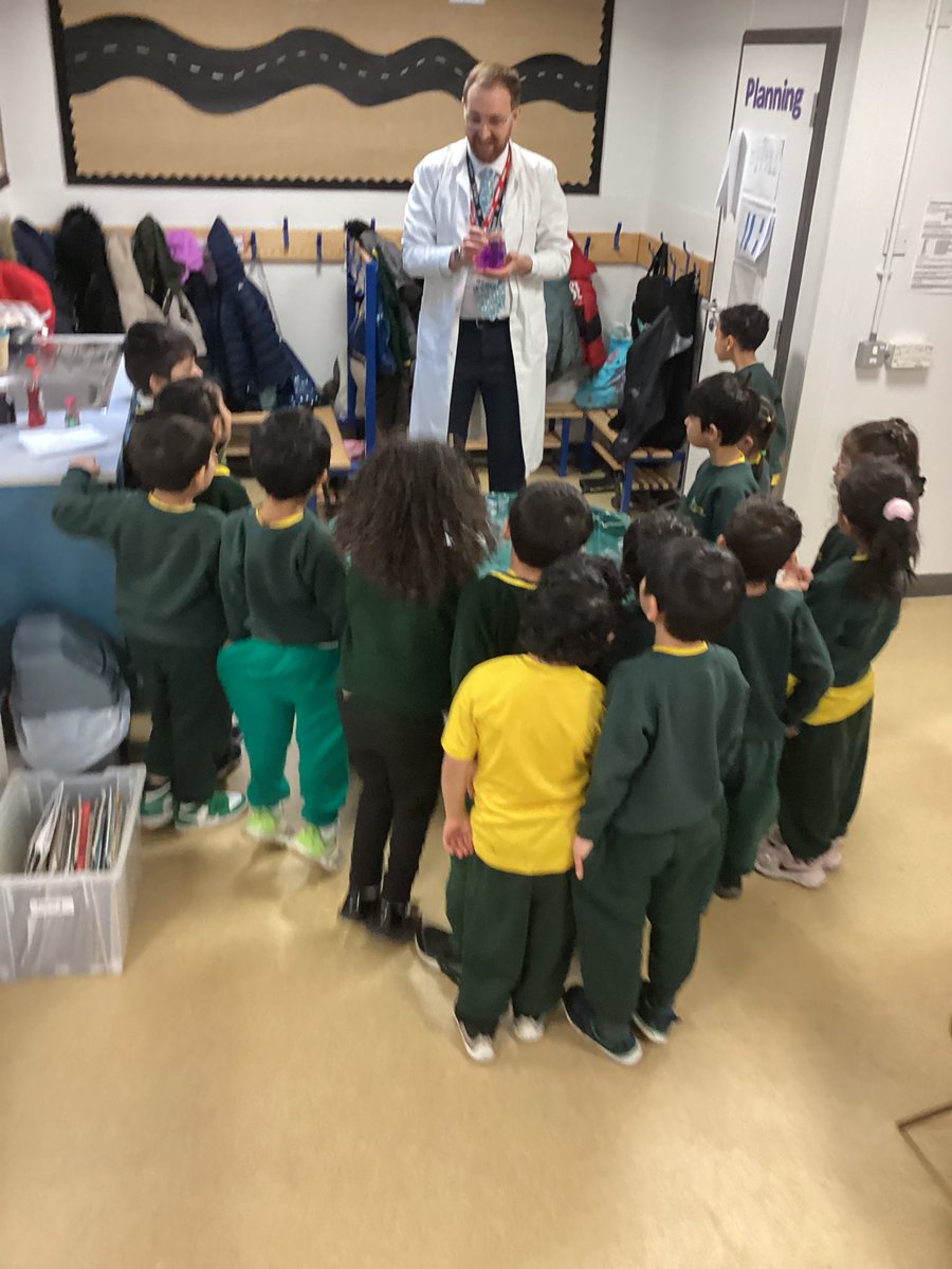 MrsStevensonEPS's tweet photo. Today in reception we have had a visit from a scientist from @ConnellCollege. We explored different experiments and were fascinated by the ‘elephants toothpaste’. Thank you Mr Hahn for coming. https://t.co/szhUPG23gu