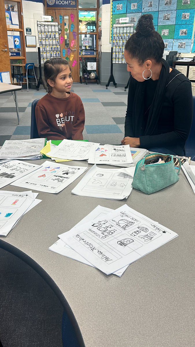 This writer leans in to hear what Sarah Mann compliments her on. She smiles with pride as she hears how she’s the kind of writer who chooses topics about things that are important to her - especially the people in her life❤️📝