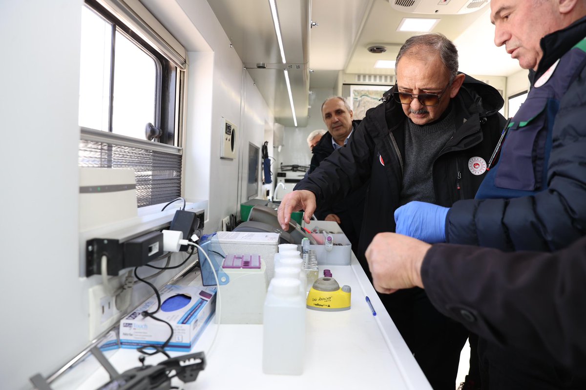 mehmetozhaseki's tweet photo. Erzincan İliç’te her gün düzenli olarak 9 noktadan aldığımız toprak ve su numunelerini Bakanlığımızın mobil su ve atık su analiz laboratuvarında ve 3 farklı laboratuvarda inceliyoruz.

Bugün mobil laboratuvarımızdaki çalışmalara ilişkin yetkili arkadaşlarımızdan bilgi aldık. Şu ana kadar alınan numunelerde zehirli bir atığa rastlanmadı.

Erzincan İliç’te tüm birimlerimizle çalışmaya devam ediyoruz.