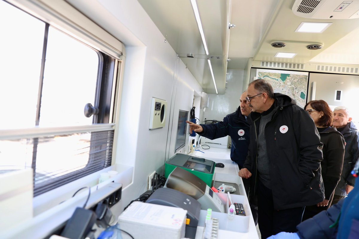 mehmetozhaseki's tweet photo. Erzincan İliç’te her gün düzenli olarak 9 noktadan aldığımız toprak ve su numunelerini Bakanlığımızın mobil su ve atık su analiz laboratuvarında ve 3 farklı laboratuvarda inceliyoruz.

Bugün mobil laboratuvarımızdaki çalışmalara ilişkin yetkili arkadaşlarımızdan bilgi aldık. Şu ana kadar alınan numunelerde zehirli bir atığa rastlanmadı.

Erzincan İliç’te tüm birimlerimizle çalışmaya devam ediyoruz.