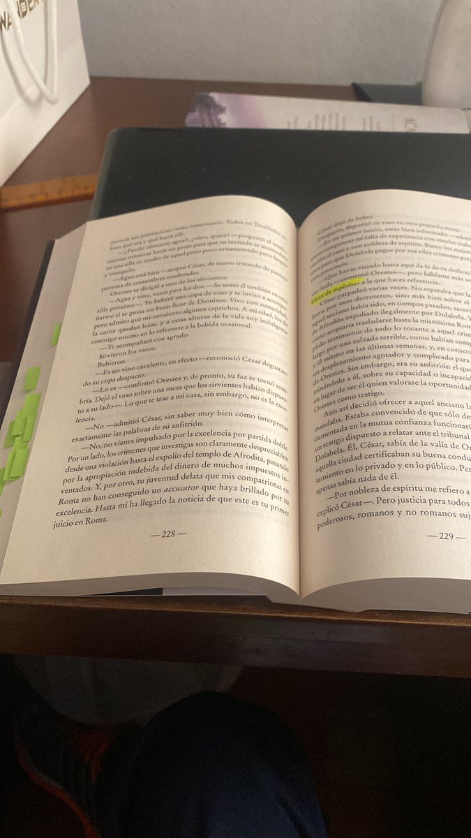 "Mantendré mi libro sobre la mesa y leeré un poco cada mañana, tan pronto como me despierte, porque sé que me hará bien y me ayudará durante el día".
- Louisa May Alcott