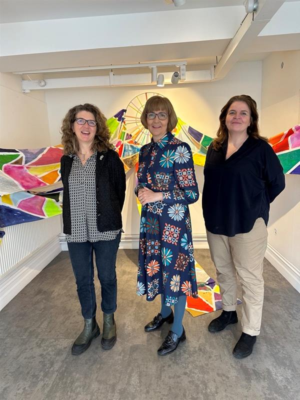 Thank you @LouiseFoott & @avrilobrien for a lovely tour of 'In Flow - Exploring Art and Wellness' On until Friday at @MTUgalleryat46 46 Grand Parade @MTU_Crawford @MTU_ie An excellent opportunity to pause & consider wellness & the influence of art on our wellbeing.