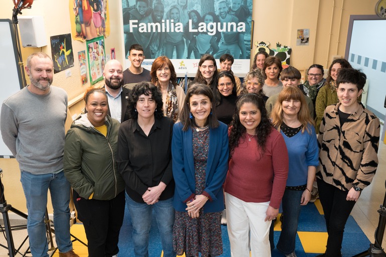 #IRUNEROLABURREAN | 🫂 🏫 Irungo Dunboa ikastetxea Familia Laguna programara batu da <a href="/DunboaK/">Dunboa Ikas Komunitatea</a> <a href="/OEskolara/">Ongi Etorri Eskolara</a> 

🔁Programak beste herrialde batzuetatik etorri berri diren familiak adin bereko seme-alabak dituzten  bertako familiekin harremanetan jartzen ditu

irunero.eus/irungo-dunboa-…