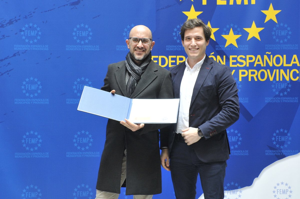 matarocat's tweet photo. #Mataró rep una menció honorífica pel #RetailLab en el VI Concurso de Ideas Tecnológicas para el Comercio Minorista #COMITEC que organitza @fempcomunica i la Secretaría de Estado de Comercio

El regidor de Promoció de Ciutat, Comerç i Turisme, Joan Sarrias, ha recollit el guardó https://t.co/bQuIAeLcYN