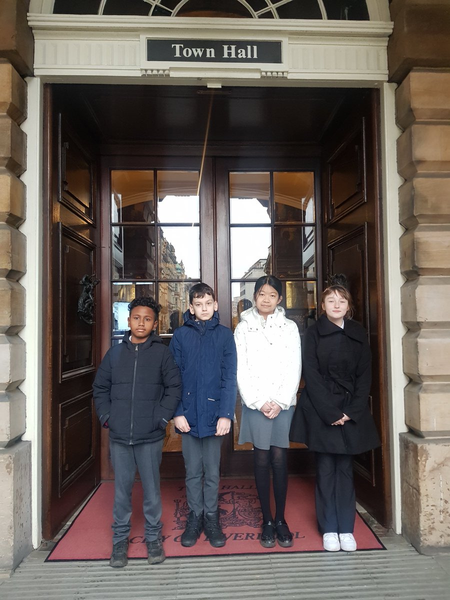 Some of our school council representatives took part in an event at Liverpool Town Hall today. We discussed the importance of mental health and what we can do to improve it @MabLanePri #mentalhealthmatters #attendance #veryproud 🌟