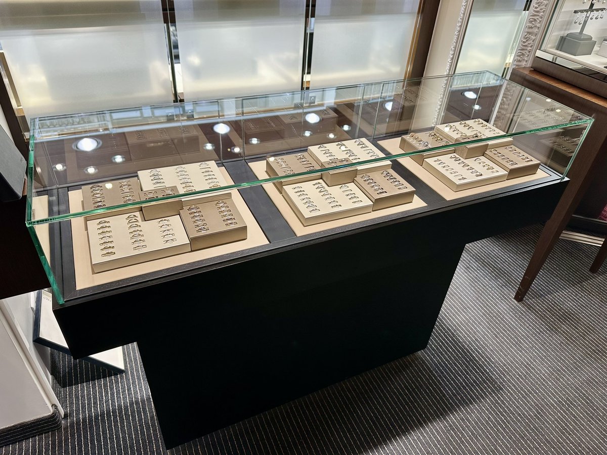 ReimsModeStyle's tweet photo. 💍 BAR À ALLIANCES 💍
La prestigieuse boutique #GEAY joailliers & créateur propose un bar à alliances pour les futurs mariés 👰🏼💖🤵🏼 2/2
📍28, rue de Talleyrand à Reims
📞 03.26.88.55.40
📆 Du mardi au samedi
⌚️ De 10h à 12h30 et de 14h à 19h
#Reims #Mariage #Alliance #Bijoux https://t.co/FWSDLmGQXC