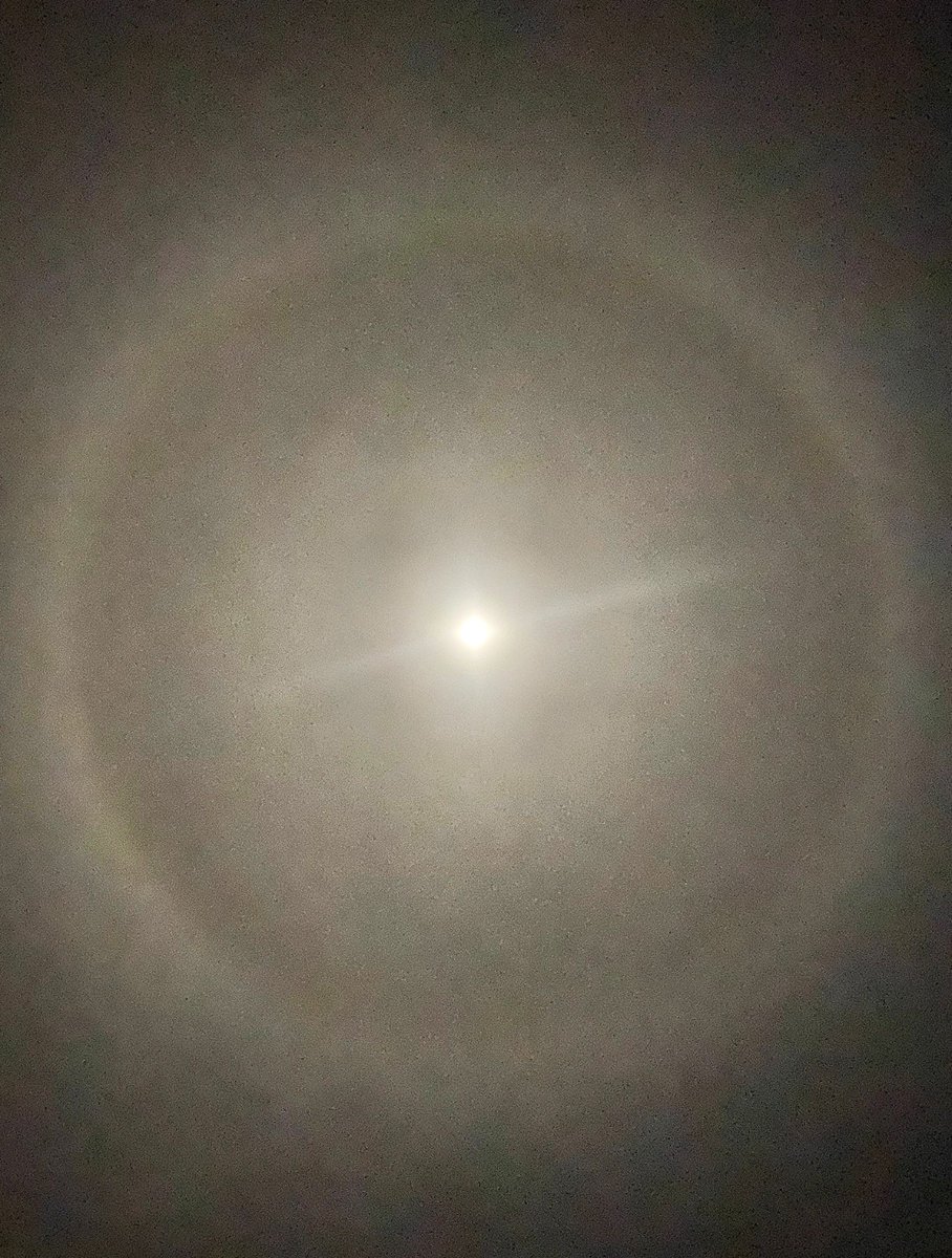 U105radio's tweet image. Did anyone else catch the lunar halo surrounding the moon that dazzled Irish skies last night? 😍✨🌕

This atmospheric optical illusion forms a large bright ring around the moon as the moonlight is refracted from ice crystals in the upper atmosphere 🌌

#lunarhalo #moongazing