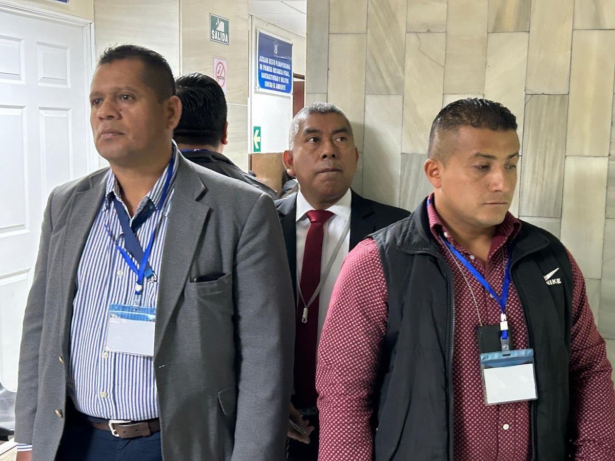 Así es tan solo el primer anillo de seguridad de Curruchiche. Pregunta sería:

Que empresa les está brindando seguridad? De qué tamaño es su miedo? Cuánto nos cuesta proteger a corruptos?