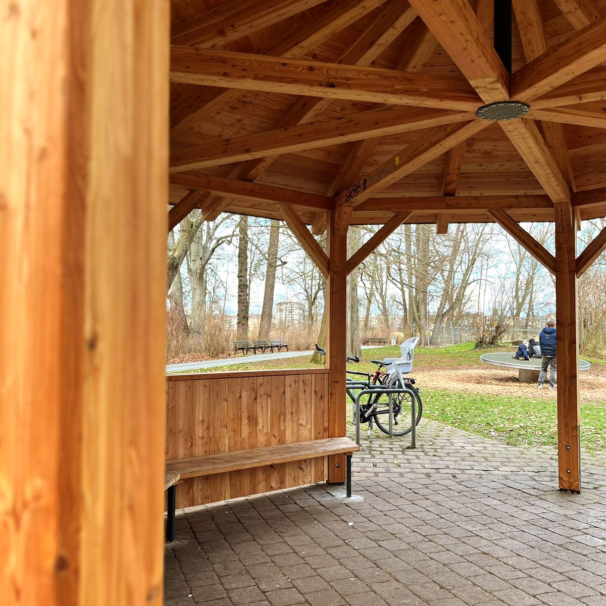 Habt Ihr schon entdeckt, dass wir den #Stadtpark-Pavillon wieder hergerichtet haben? 💪 Da hat das Grünflächenamt sich mal wieder ins Zeug gelegt. ✨ Wie gefällt Euch das Ergebnis?