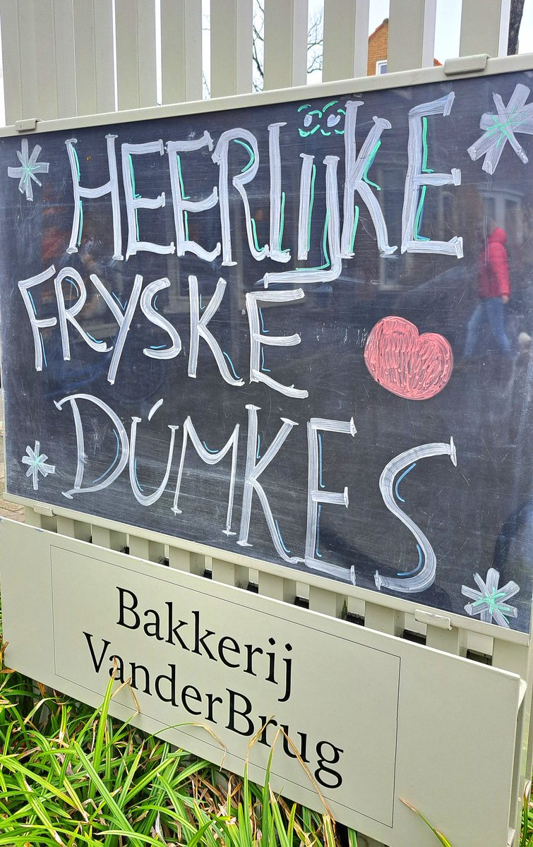 Dei fan 'e Memmetaal ❤️ 'Hearlike Fryske Dúmkes' 🍪 yn Liwwadden. #DagvandeMoedertaal #Frysk #memmetaal #Moedertaaldag #LanguageDay
