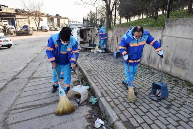İpekyolu Belediyesi'nde çalışan mevsimlik ya da geçici olarak adlandırılan tüm çalışan kardeşlerimizin maaşına %100 ZAM yapacağız, onları enflasyona ezdirmeyeceğiz. Çalıştıkları sürede 2 maaş da ikramiye vereceğiz. Çalışan kardeşim gözün bizde olsun. Size sözümüz var.