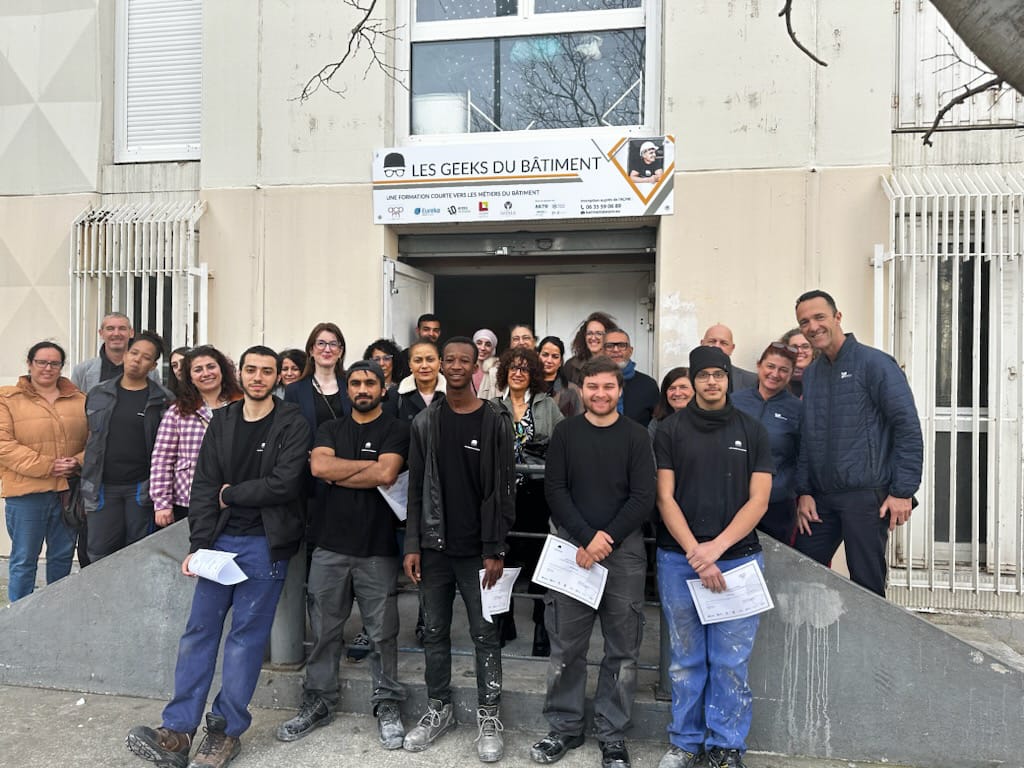 Inauguration de la formation Agent de maintenance de bâtiment portée par l'#ACPM @Logirem #EurekaInterim @GroupeIdees @ImpalaAvenir Innovant, ce chantier école implanté en pied d'immeuble, au cœur de la Bricarde, propose une nouvelle approche de formation aux jeunes du quartier.