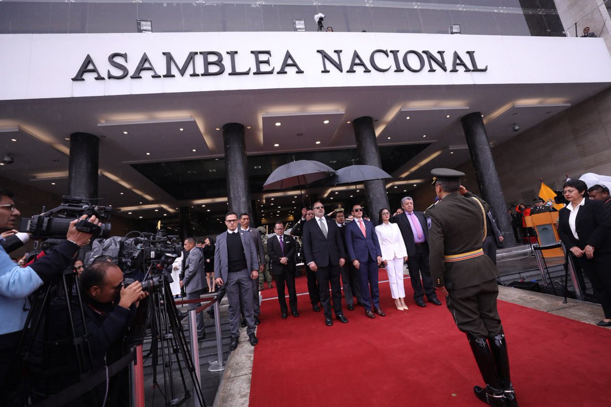 AsambleaEcuador's tweet photo. El presidente de la República, @DanielNoboaok; el presidente de #LaNuevaAsamblea, @HenryKronfle; y demás autoridades proceden a retirarse de la Plaza Juan Montalvo.
Concluye la ceremonia del #RelevoDeGuardia de la Escolta Legislativa.
#LaNuevaAsamblea https://t.co/6CCgxXmRAz