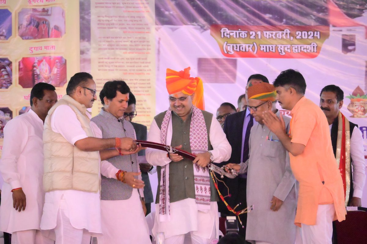 bsbamarla's tweet photo. आज माँ चलकनेशी जी मंदिर चालकना में पैनोरमा के उद्घाटन सभा मे राजस्थान के यसश्वी मुख्यमंत्री श्री भजनलाल जी का स्वागत किया तथा इस दौरान केन्द्रीय कृषि राज्यमंत्री श्री कैलाश चौधरी जी, प्रोन्नति प्राधिकरण के अध्यक्ष श्री ओंकार सिंह लखावत जी सहित जनप्रतिनिधिगण ।
@BhajanlalBjp #bjp https://t.co/WqdoZNOmPk