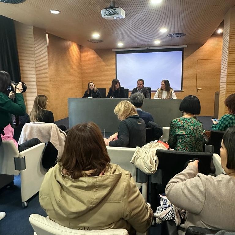 Ekonomia_ejgv's tweet photo. Nuestro proyecto #Zainlab se extiende de la mano de los ayuntamientos de Ermua y Durango con la implicación de las mujeres cuidadoras.
Innovación para el reto demográfico y formación para un mejor #empleo. Prestigiar a quienes cuidan. https://t.co/Sw935ffa0u