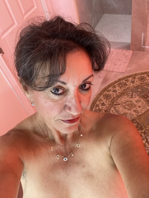 I&rsquo;m going live on only fans in a couple of minutes if you can&rsquo;t be there I&rsquo;ll save the show for you https://t