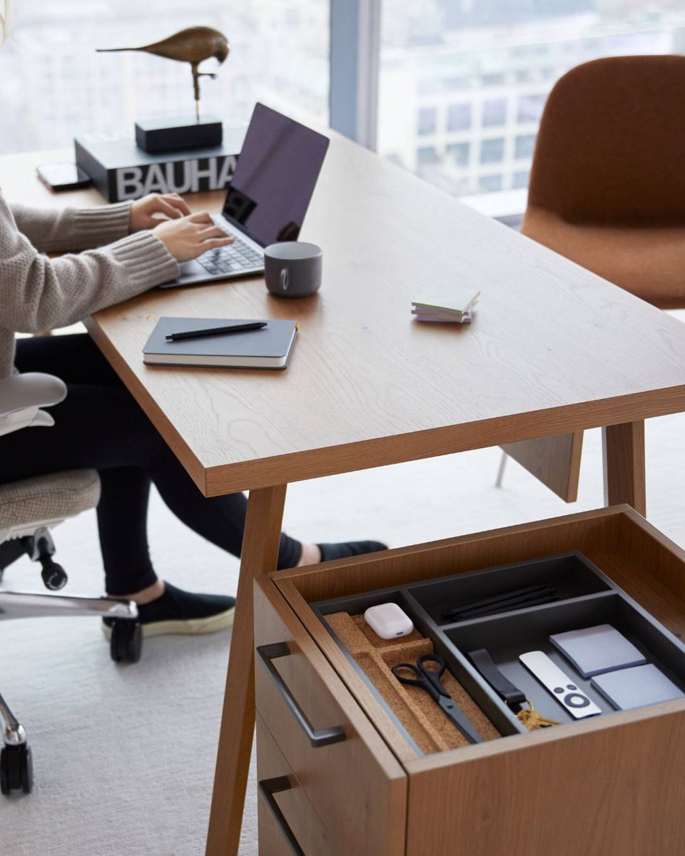 teknion's tweet photo. Remembering to bring your earpods to the office today >
#winning #thoughtfuldetails #officedesksetup #privateoffices #chronicle #casegoods https://t.co/C7bEjsINs6