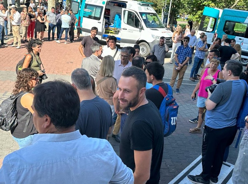 hernanralinqueo's tweet photo. Acompañé a Olavarría al Gobernador @kicillofOk donde entregó una ambulancia, camiones para gestión de residuos y una combi para la Escuela Especial.

Inversión en Salud, Ambiente y Educación.

En medio de tanto ajuste y motosierra, un Estado presente en cada punto de la Provincia https://t.co/jwUSbNQJV4