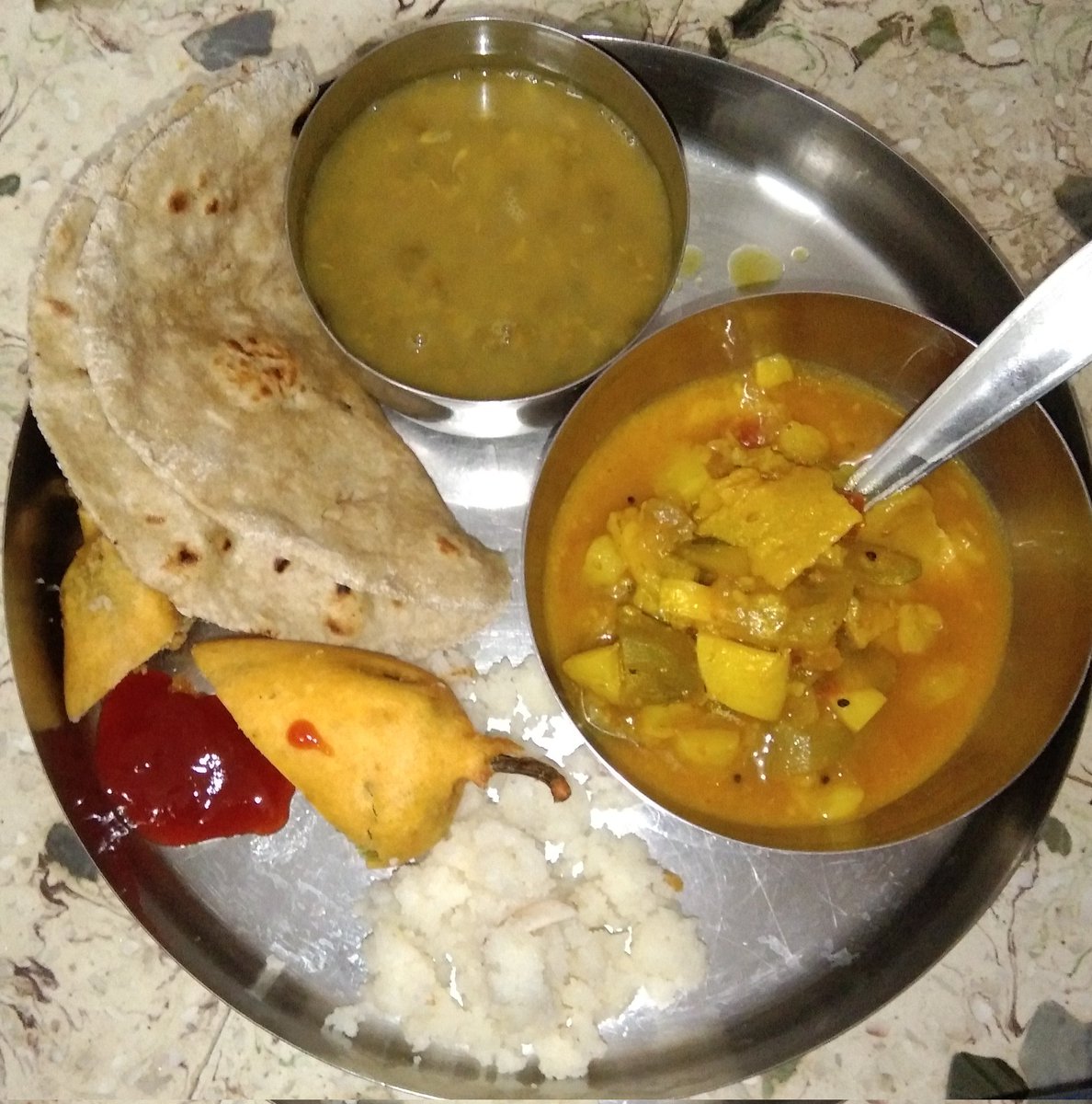 lajawabswadoffi's tweet image. Wednesday dinner with aloo dhokli subzi, roti, rice, mung dal, mirchiwada with sauce and sheera.
#homefood #homecooking #wednesdaydinner #wednesdayfood #foodblogger