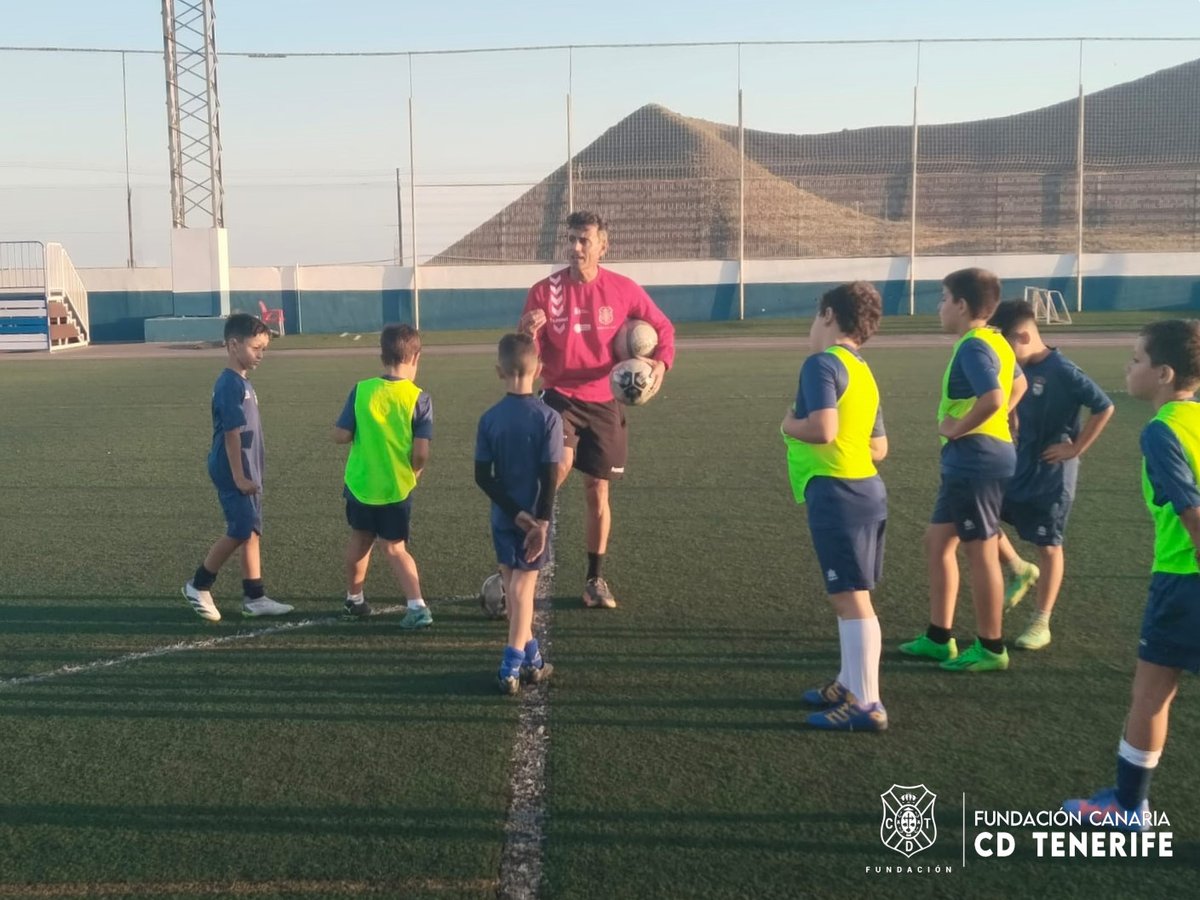 Nueva jornada del proyecto '+ Base' junto al <a href="/CDCharcodelPino/">CD Charco del Pino</a> ⚪️🔵🙌.

105 futbolistas entre las edades Prebenjamín y Cadete pudieron disfrutar de dos sesiones dirigidas por Julio Durán y supervisadas por cuerpos técnicos de la #FundaciónCDT 🔝.

<a href="/CDTOficial/">CD Tenerife 🏴󠁧󠁢󠁳󠁣󠁴󠁿</a>