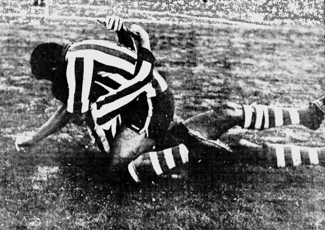 Apertura 1968, Santa Fe 1-2 Junior en El Campín. Othon Dacunha abraza a Oswaldo Pérez en el gol del triunfo.

Un dato: El ataque más goleador de la historia del club fue el de ese año, anotaron 114 goles en 54 partidos🔥