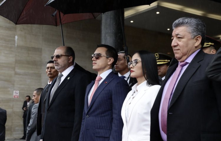 radio_pichincha's tweet photo. 🔴 #ATENCIÓN | El presidente de la República, @DanielNoboaOk, participa de la Ceremonia de #RelevoDeGuardia de la Escolta Legislativa, en la Plaza Juan Montalvo del Palacio Legislativo. https://t.co/NU242P5TH3