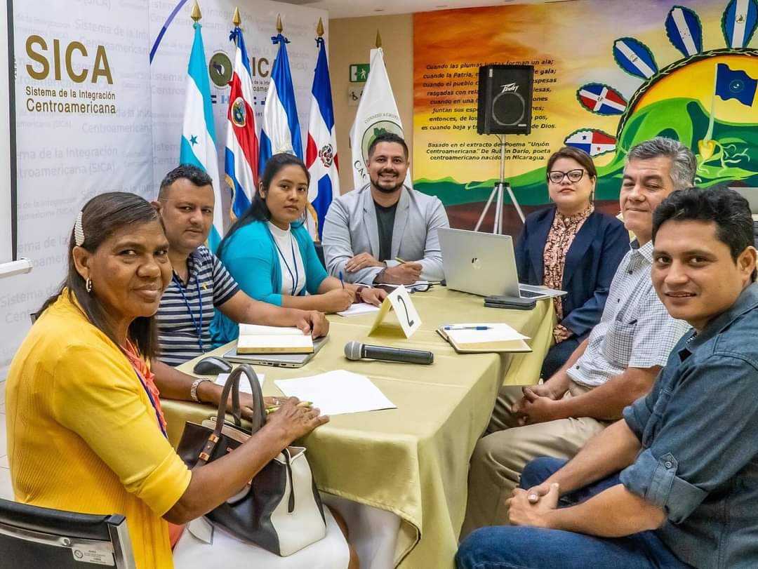 Nuestro candidato a diputado del Parlacen, @chris_linaresv, concluyó con éxito el Programa de Agrobiodiversidad Indígena y Campesina en Centroamérica, un testimonio del poder de la colaboración entre organizaciones internacionales, gobiernos locales y las propias comunidades.